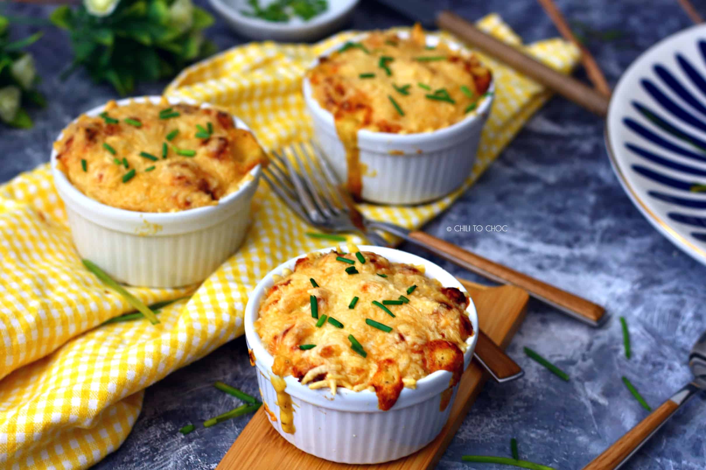 3 individual pots of mac and cheese 